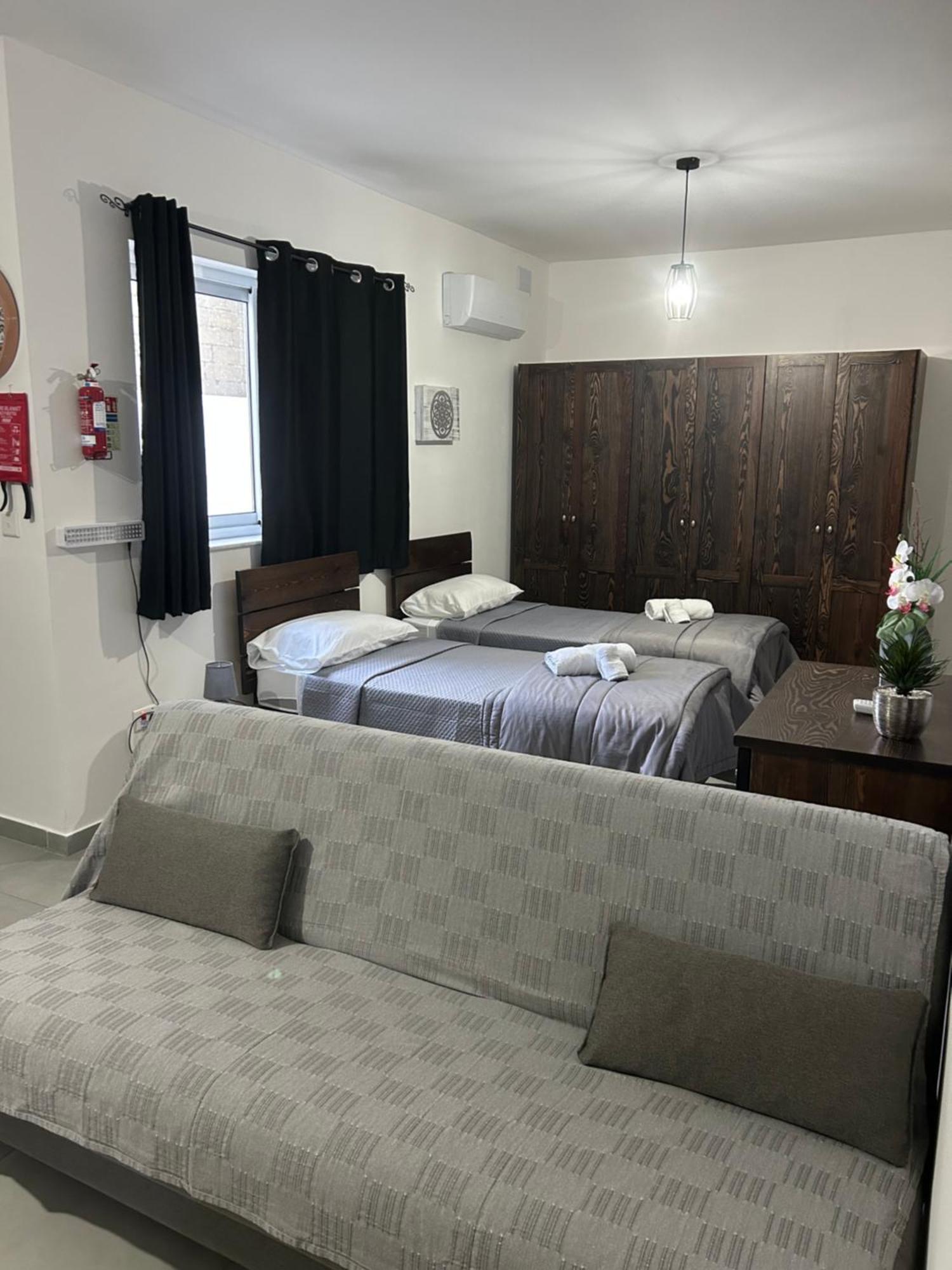 St Gaetans Studio Apartment 6A Hamrun Bagian luar foto